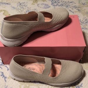 Skechers cream flats size 11